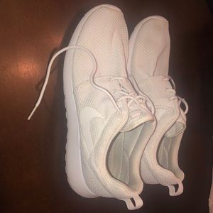 White Nike Roshe’s